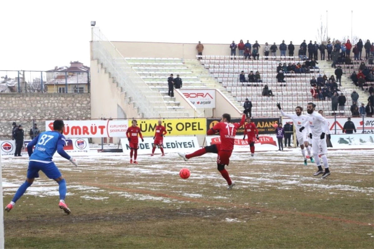 Niğde Belediyespor, Bandırmaspor\'u 2-1 Mağlup Etti