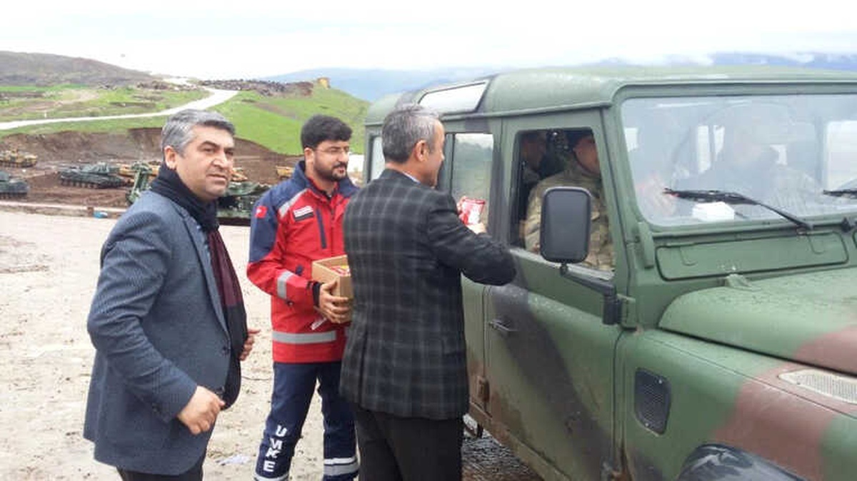 Sağlıkçılar Mehmetçiğe Yerfıstığı Dağıttı