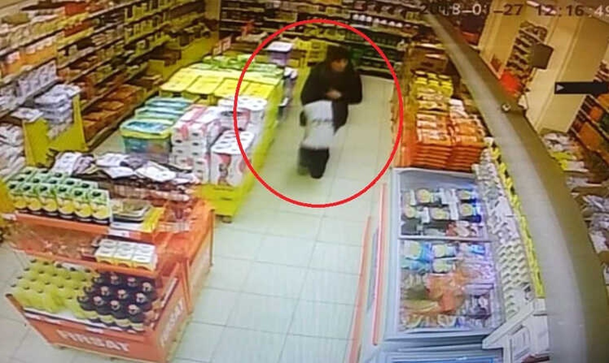 Samsun\'da Marketten Yiyecek Çalan Genç Kız Kameraya Yakalandı