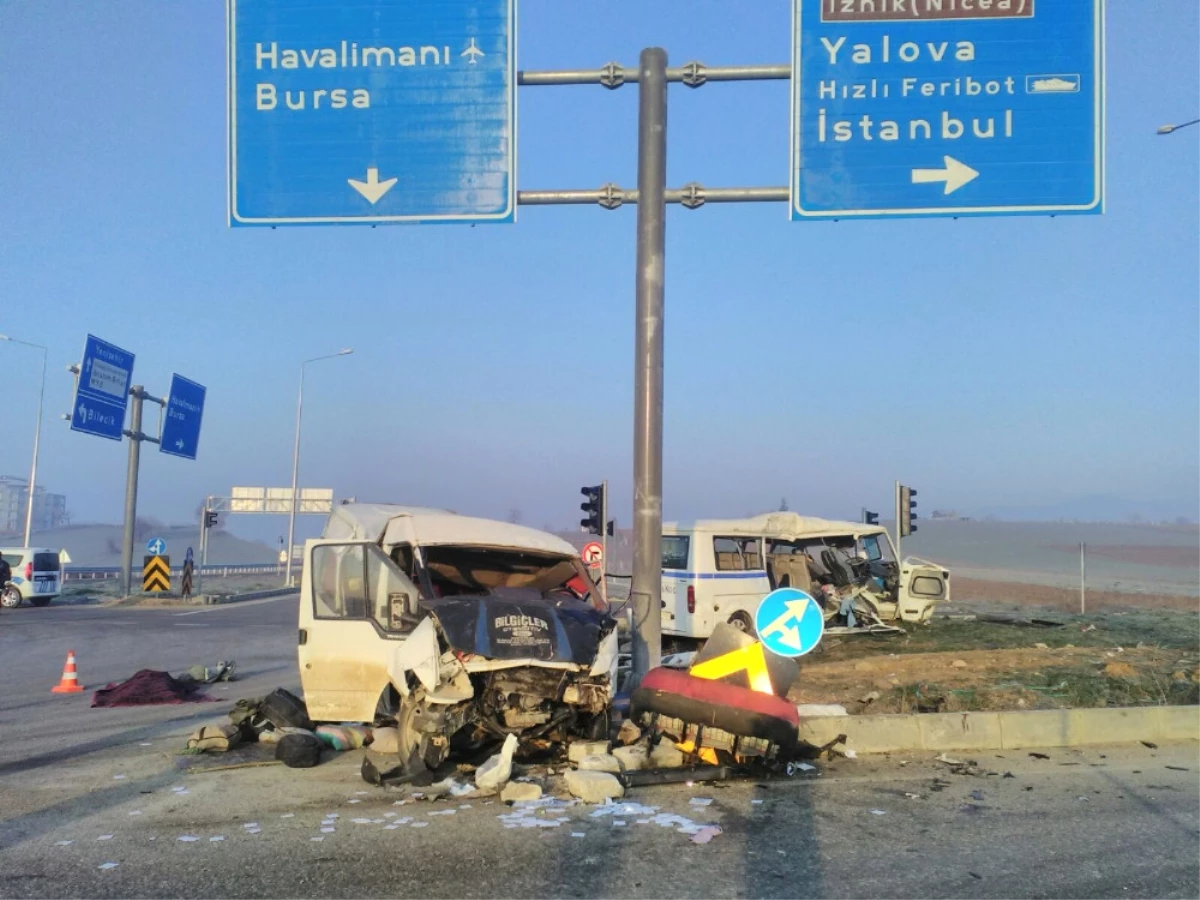 Servis Aracı Minibüsle Çarpıştı: 3 Ölü, 32 Yaralı