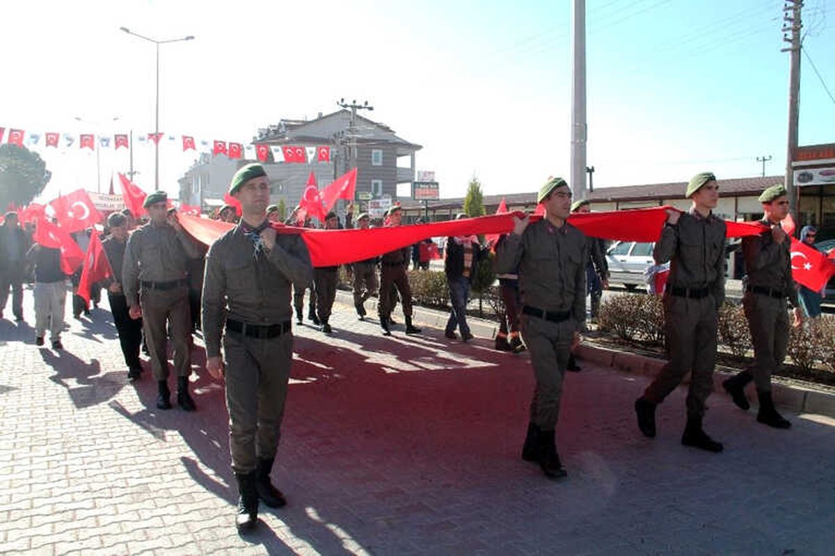 Seydikemer\'de Zeytin Dalı Harekatına Katılan Askere Destek Yürüyüşü