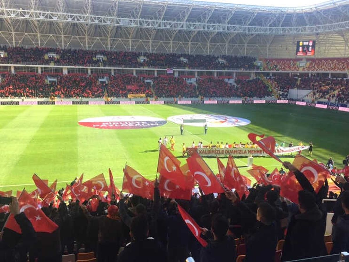 Seyircilere Türk Bayrağı Dağıtıldı