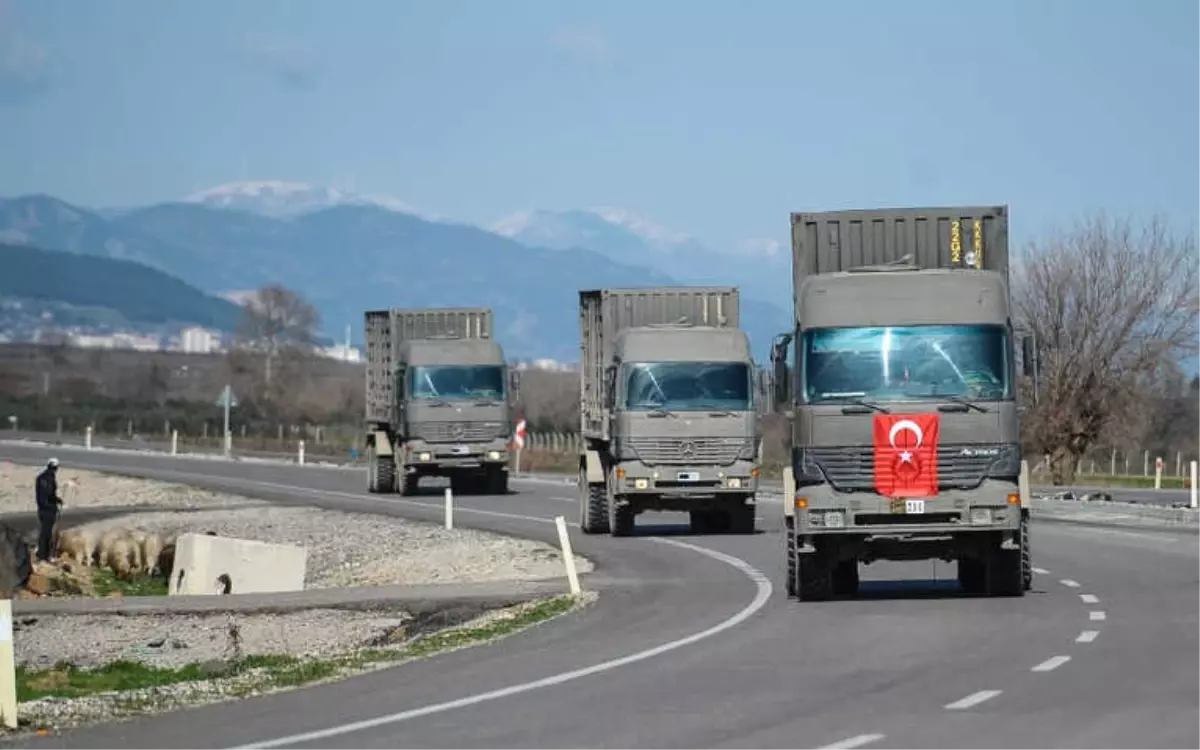 Sınıra Askeri Sevkiyat Sürüyor