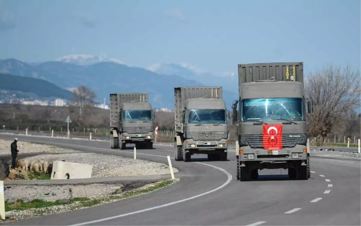 Sınıra Askeri Sevkiyat Sürüyor