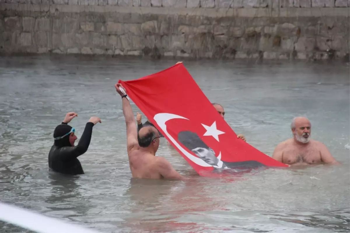 Soğuğa Aldırış Etmeden Yüzdüler