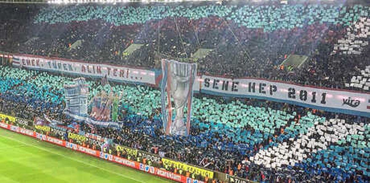 Trabzonspor\'dan Fenerbahçe\'ye Göndermeli Koreografi!