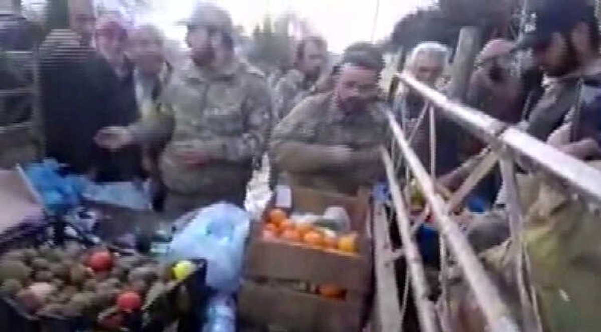 Türkmen Savaşçılar, Afrin\'de Türkiye\'nin Gönderdiği Yardım Malzemelerini Halka Dağıttı