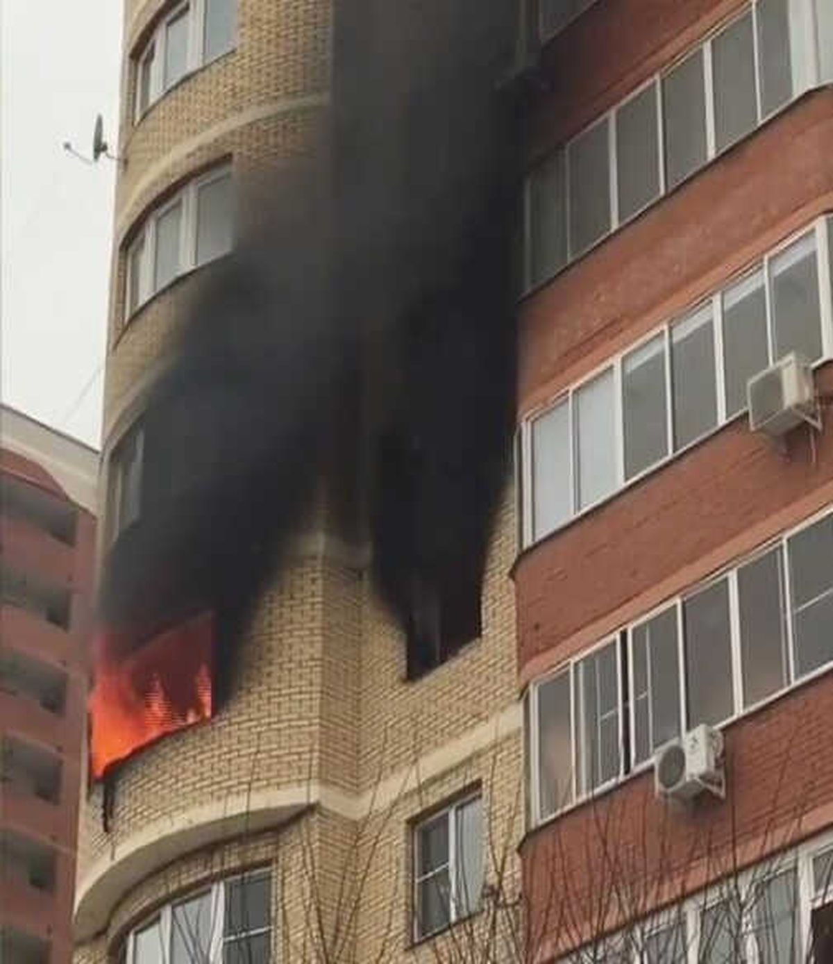Yangından Kurtulmak İçin Önce Çocuğunu Camdan Attı, Sonra Kendi Atladı