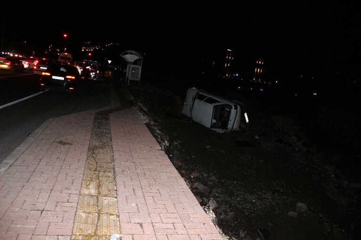 Yoldan Çıkıp Kaldırımda Sürüklenen Otomobil Çukura Düştü