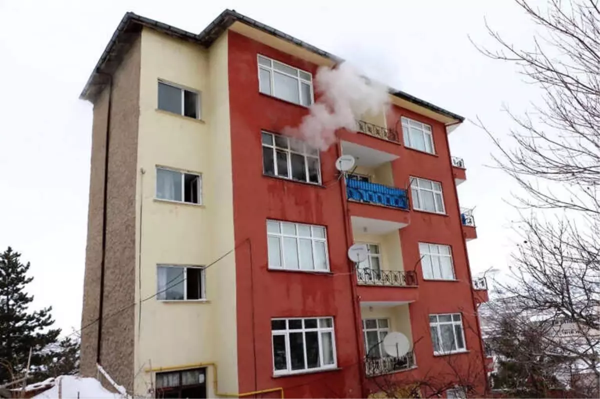 Yozgat\'ta 5 Katlı Binada Çıkan Yangın Korkuttu