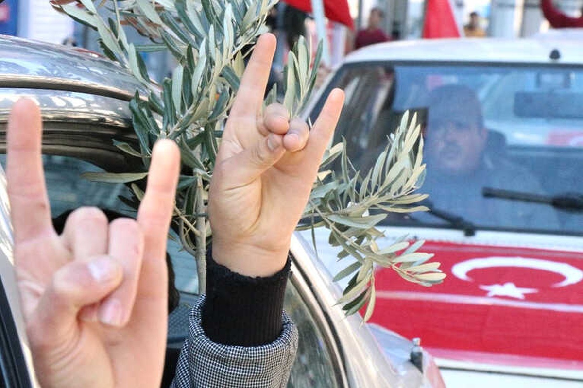 Zeytin Dalı Harekatı\'na Yüzlerce Araçlık Konvoyla Destek Verdiler