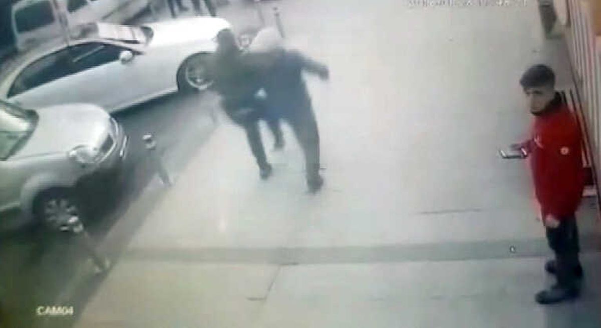 Zeytinburnu\'nda 3 Kişinin Vurulduğu Silahlı Saldırı Kamerada