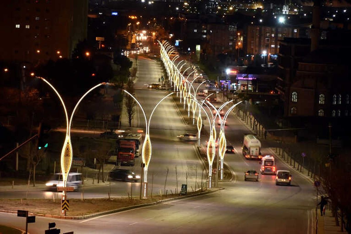 Aliağa Belediyesi İnönü Caddesini Işıl Işıl Yaptı