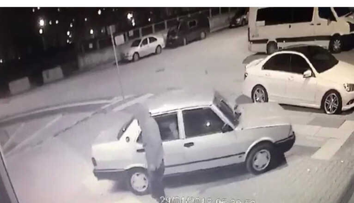 Arabayla Vitrin Camını Kıran Hırsızlar Dükkanı Soydu