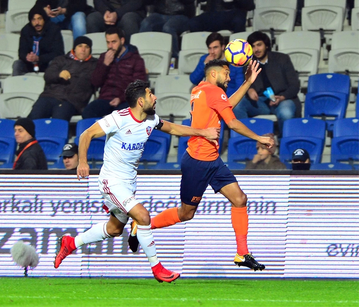 Başakşehir İlk Yarıda Şov Yaptı