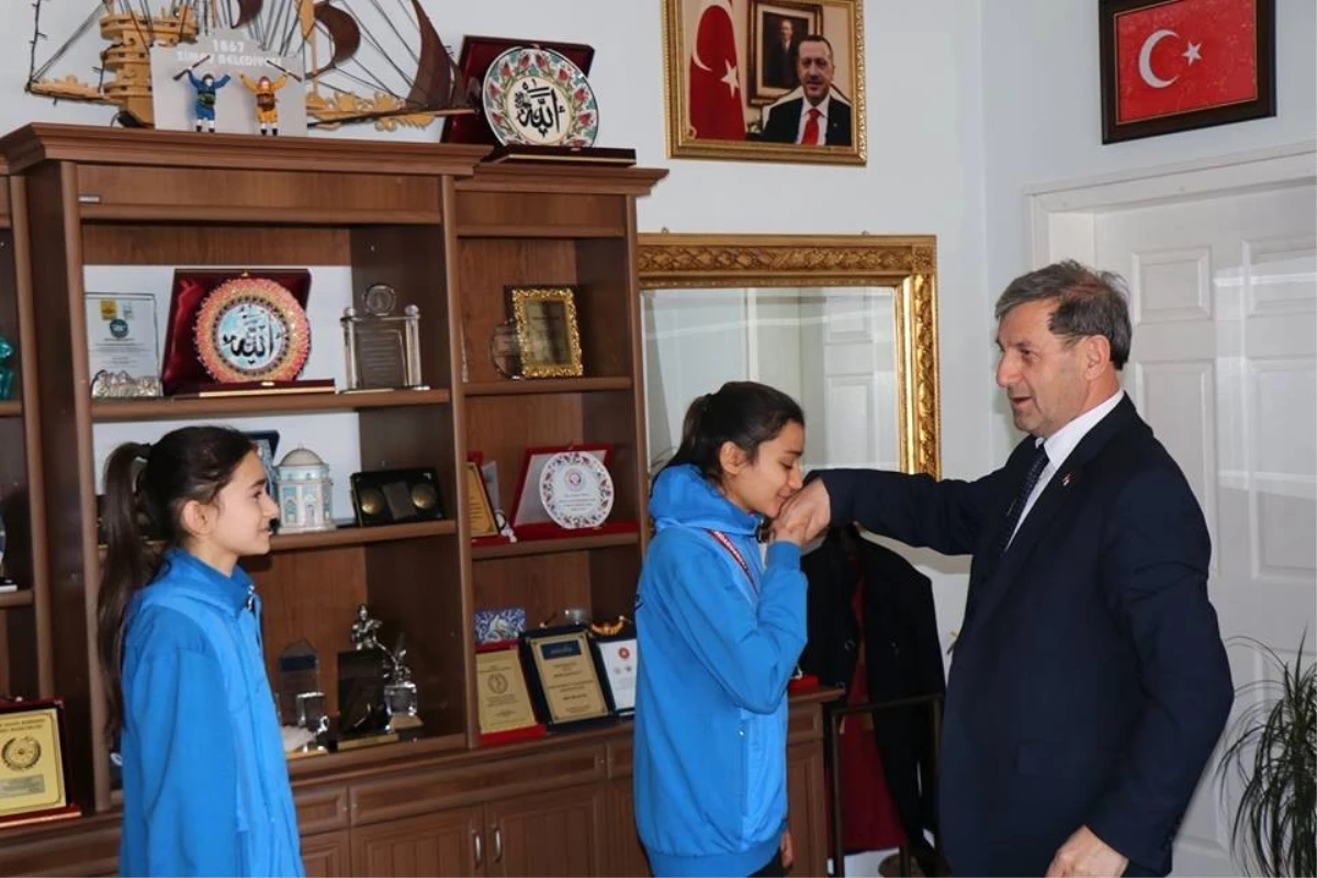 Başkan Özkan, Başarılı Atletleri Ödüllendirdi