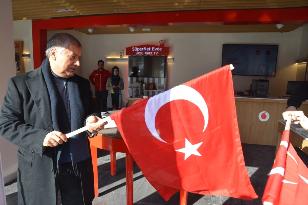 Başkan Pınarbaşı, Esnafa Bayrak Dağıttı