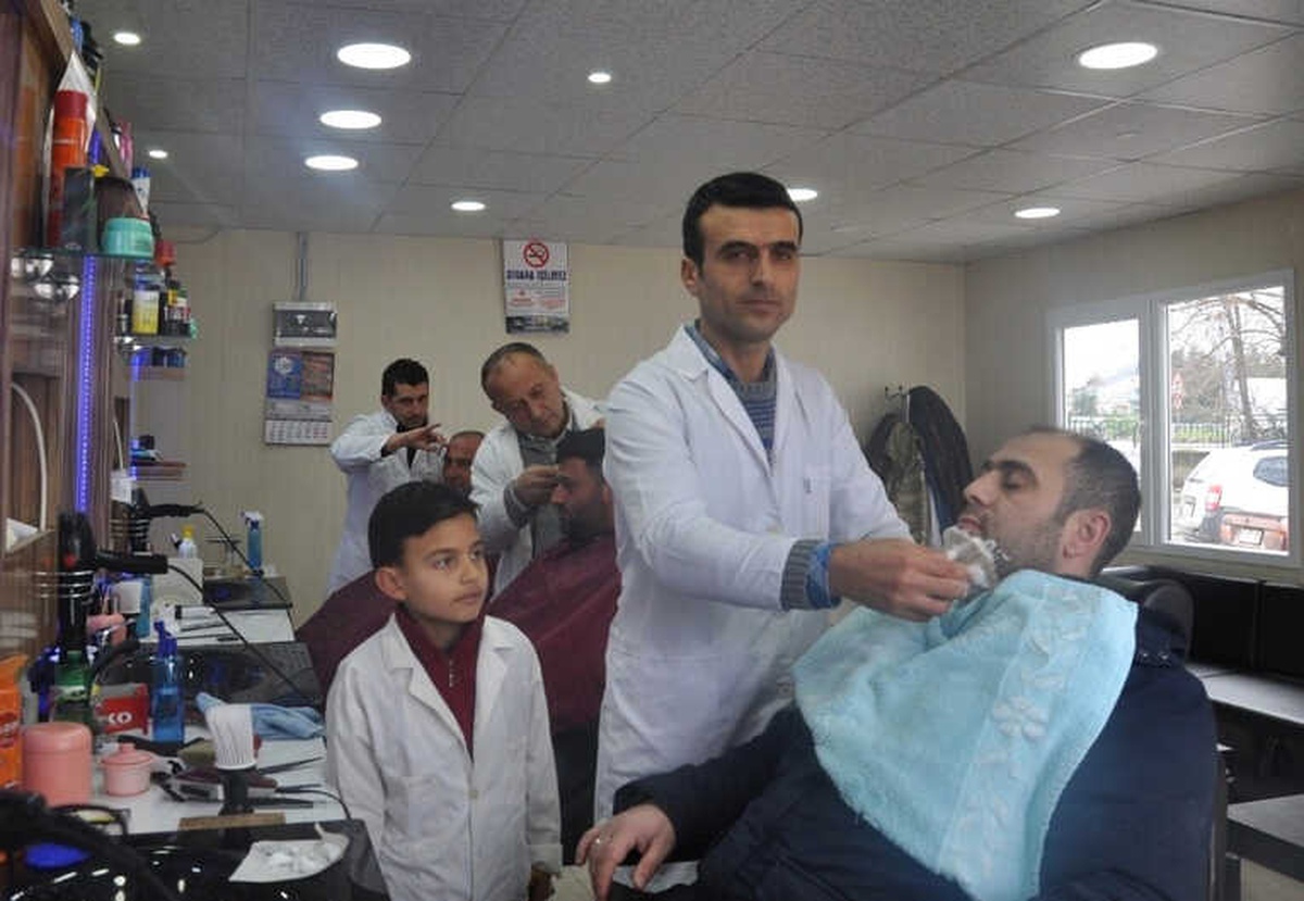 Biriktirdiği 1 Liralarla Dükkanını Yeniledi