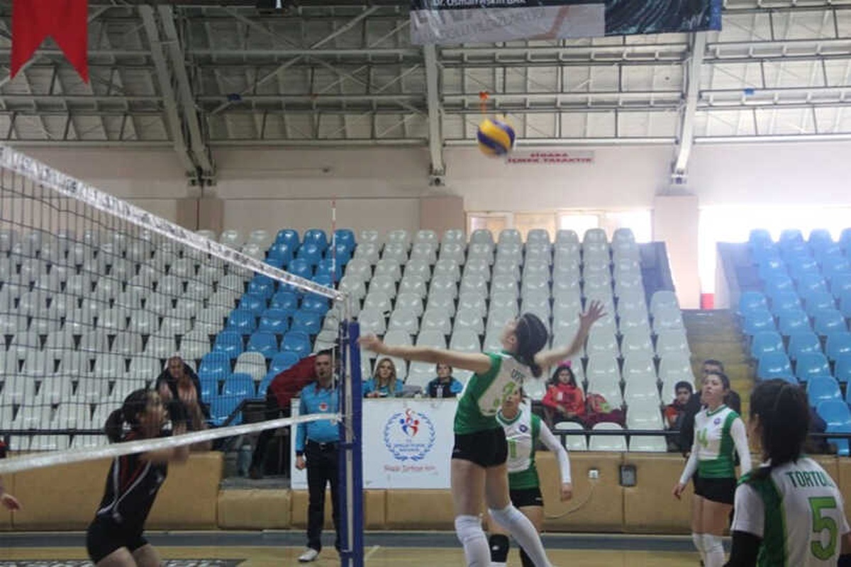 Erzincan\'da Büyük Kızlar Voleybol Müsabakaları Başladı