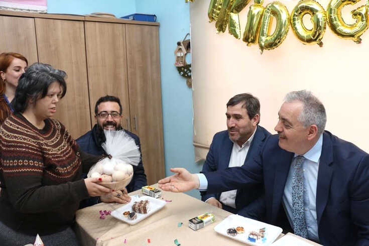 Eser\'li Gençlere Doğum Günü Kutlaması