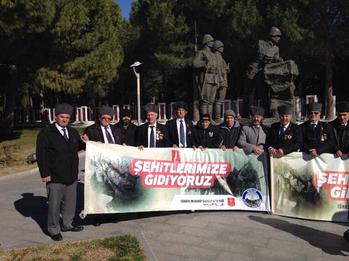 Gaziler Şehitliğe Toprak Bıraktı