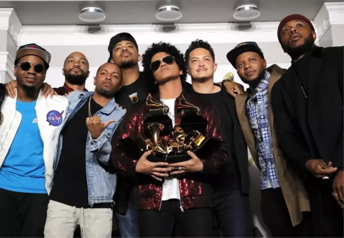 Grammy Ödül Törenine Bruno Mars ve Beyaz Güller Damga Vurdu