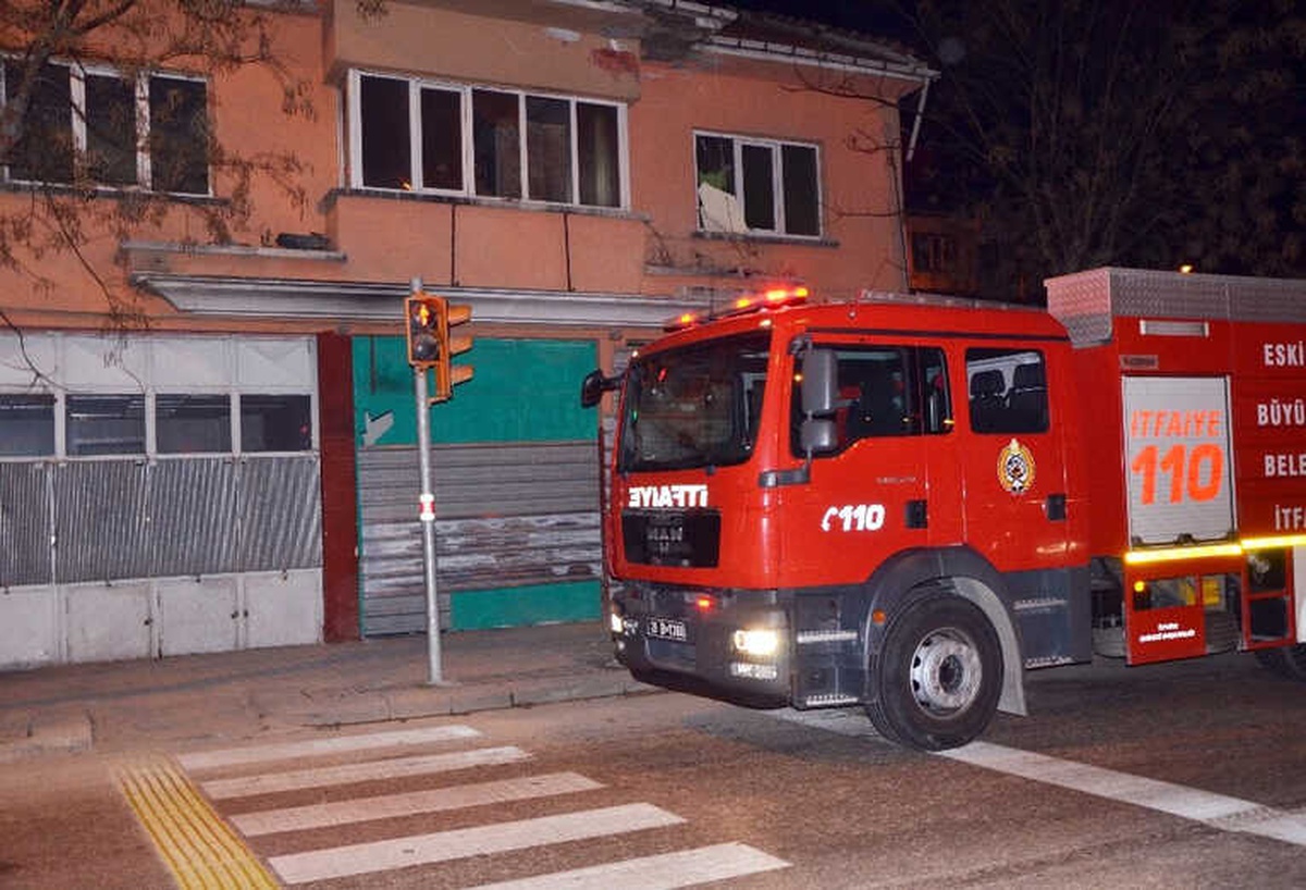 Isınmak İçin Yaktıkları Kağıtlar İtfaiyeyi Harekete Geçirdi