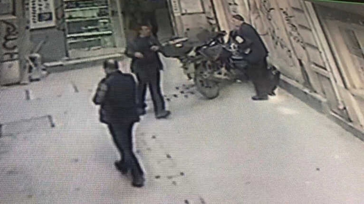 Karaköy\'de Yaşlı Adamı "Fakirlere Para Dağıtacağız" Diyerek Dolandırdılar