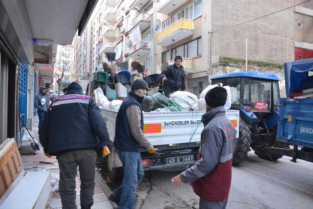 Manisa\'da Bir Evde 2 Römork Dolusu Çöp Çıktı