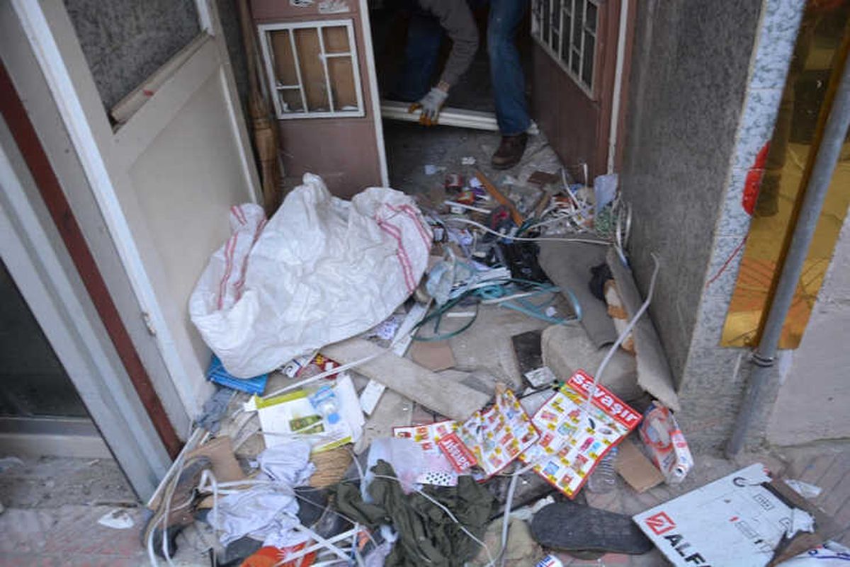 Manisa\'da Bir Evde 2 Römork Dolusu Çöp Çıktı