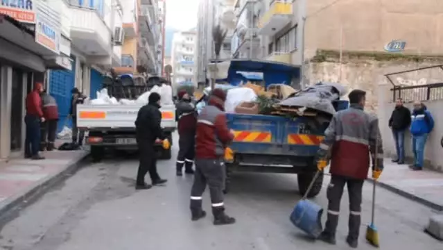 Manisa’da Bir Evde 2 Traktör Dolusu Çöp Çıktı Son Dakika