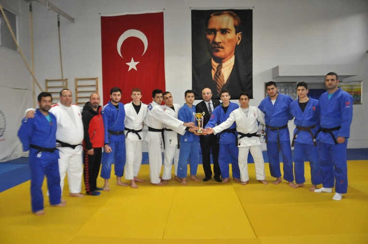 Manisa\'nın Adını Süper Lige Yazdıran Şampiyonlara Ödül