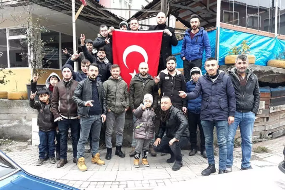 Mehmetçiğe Destek İçin Araçları ile Şehir Turu Attılar