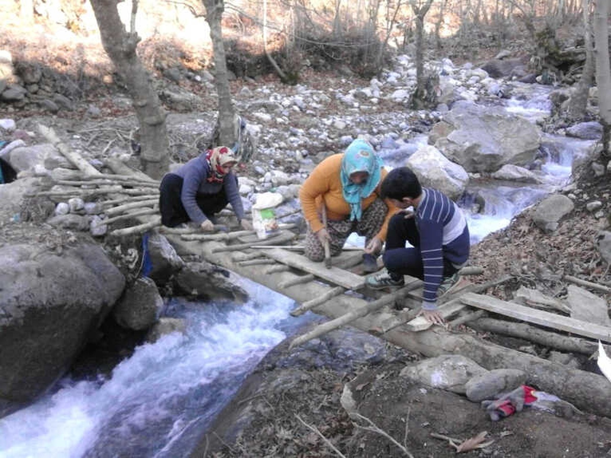 Okula Giden Çocukları Suya Düşmesin Diye Tahtadan Köprü Yaptılar