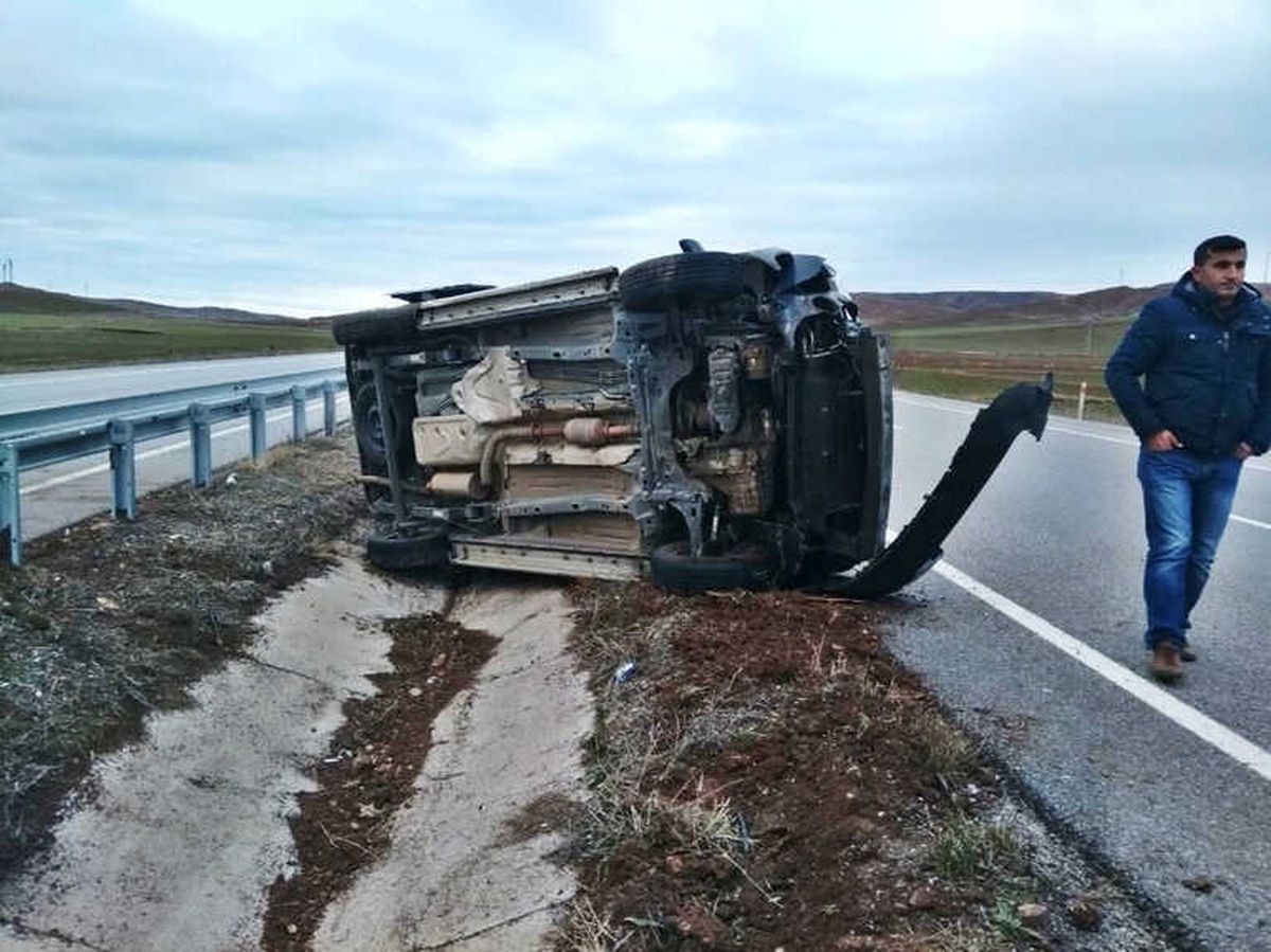 Otomobil Su Kanalına Devrildi: 3 Yaralı