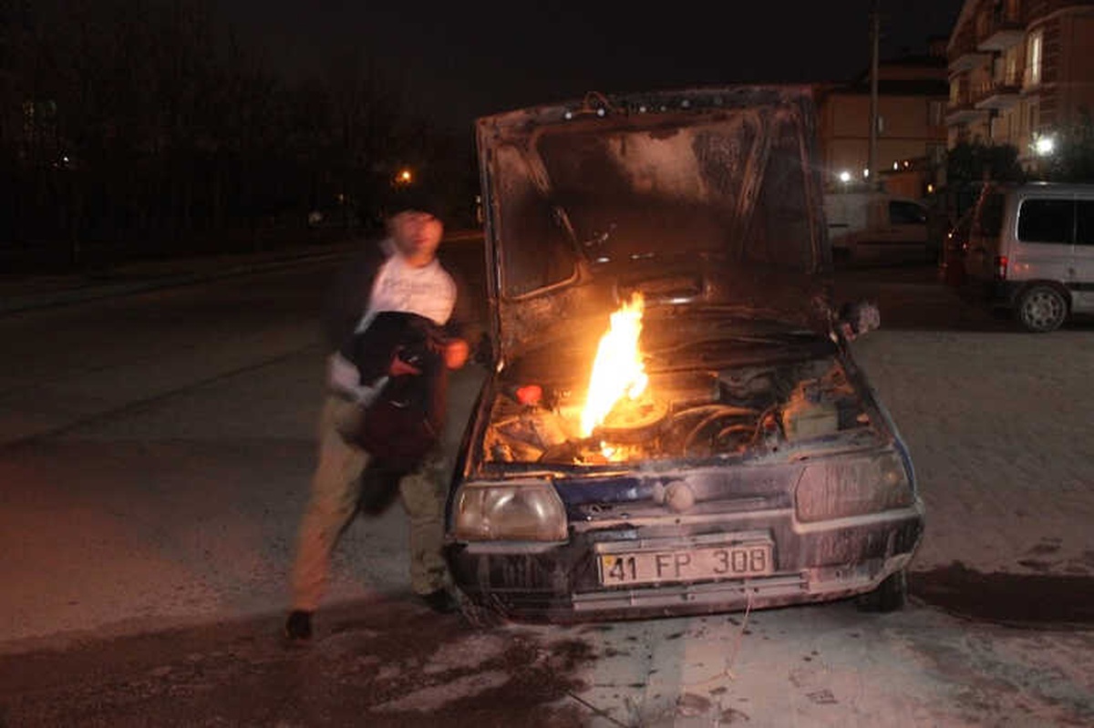 Otomobilinde Çıkan Yangını Montuyla Söndürmeye Çalıştı