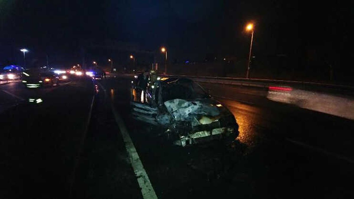 Polis Aracına Çarpan Otomobil Alev Alev Yandı