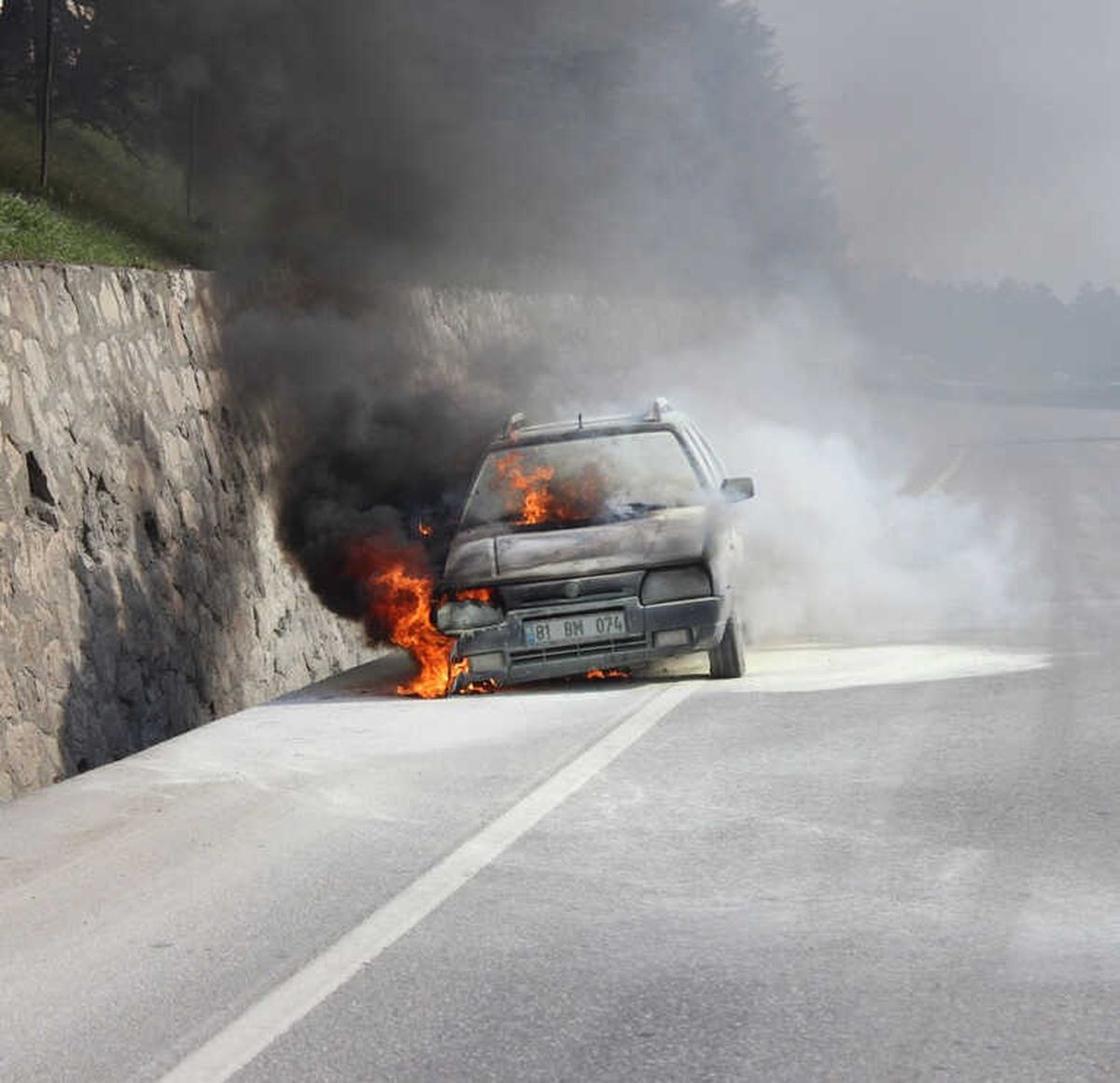 Seyir Halindeki Otomobil Alev Aldı