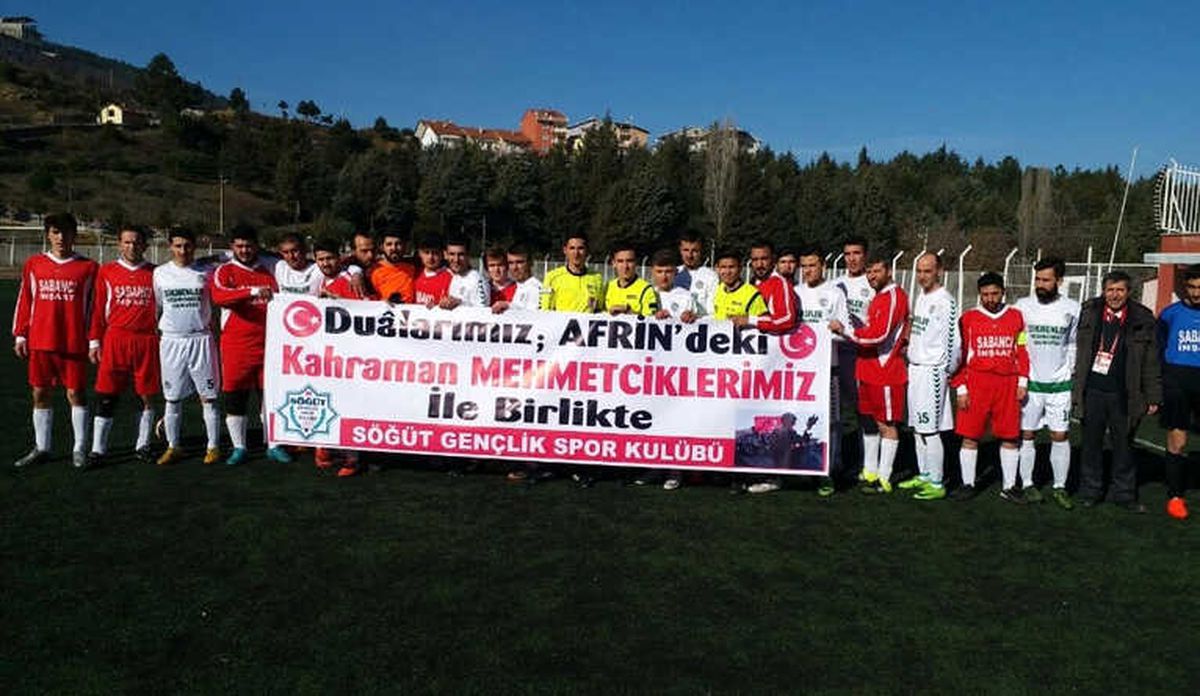 Simav\'da Maç Öncesi Askerlere Pankartlı Destek