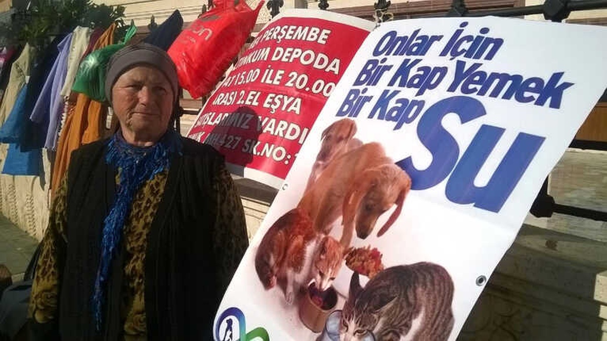 Sokak Hayvanları İçin İkinci El Eşyaları Satıyor