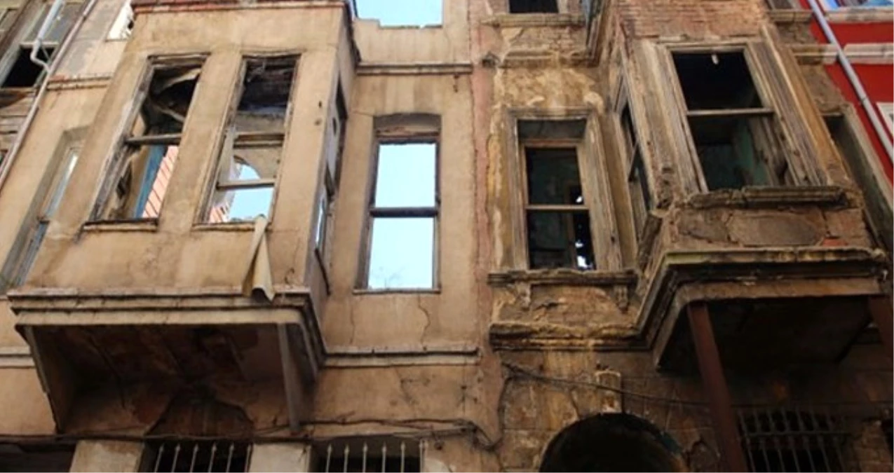 Taksim ve Beşiktaş\'taki Metruk Binalar Tehlike Saçıyor