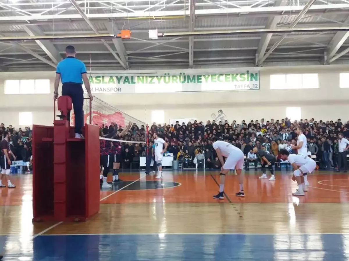 Taraftar Sahaya İndi, Voleybol Maçı Tatil Edildi