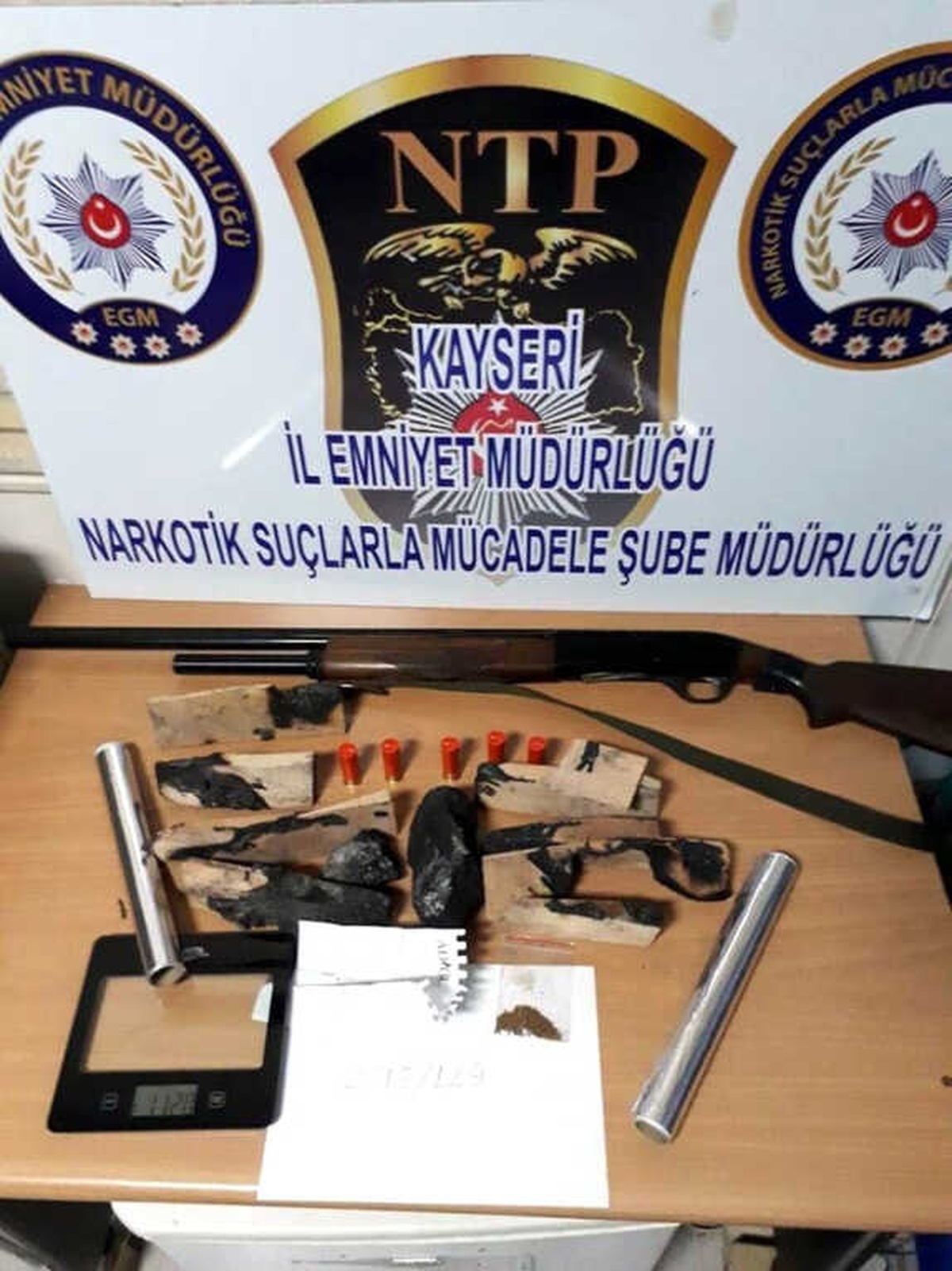Uyuşturucuyu Sobada Yakarken Yakalandılar