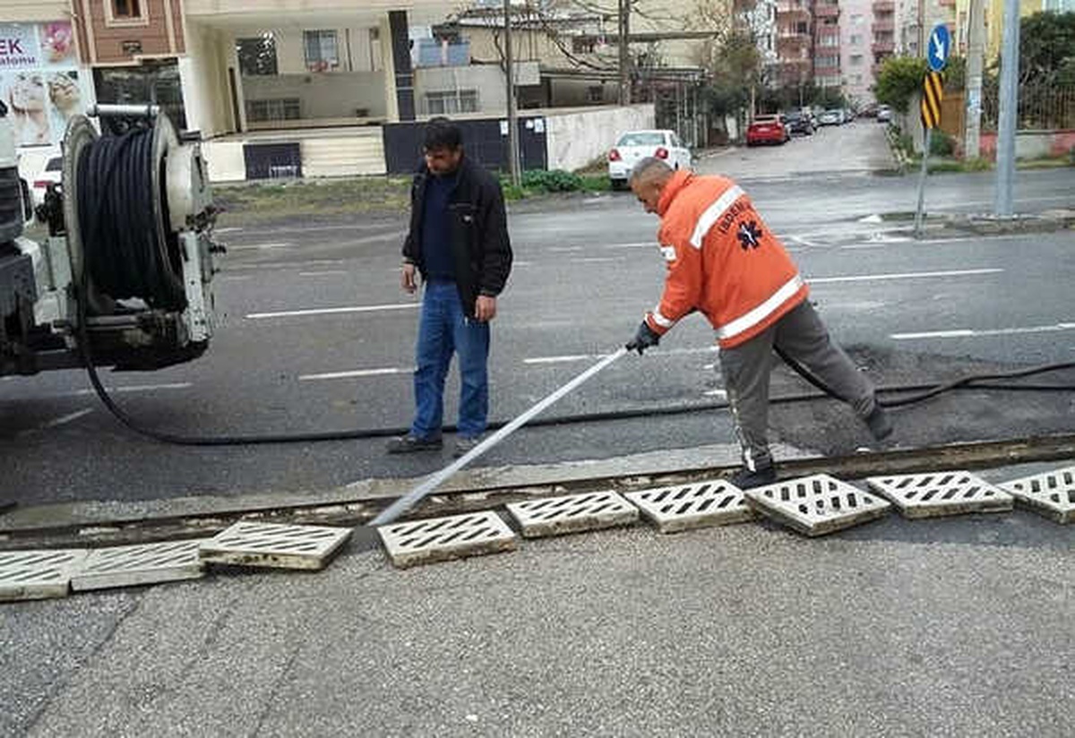 Yağmursuyu Izgaraları Temizleniyor, Su Birkintileri Önleniyor