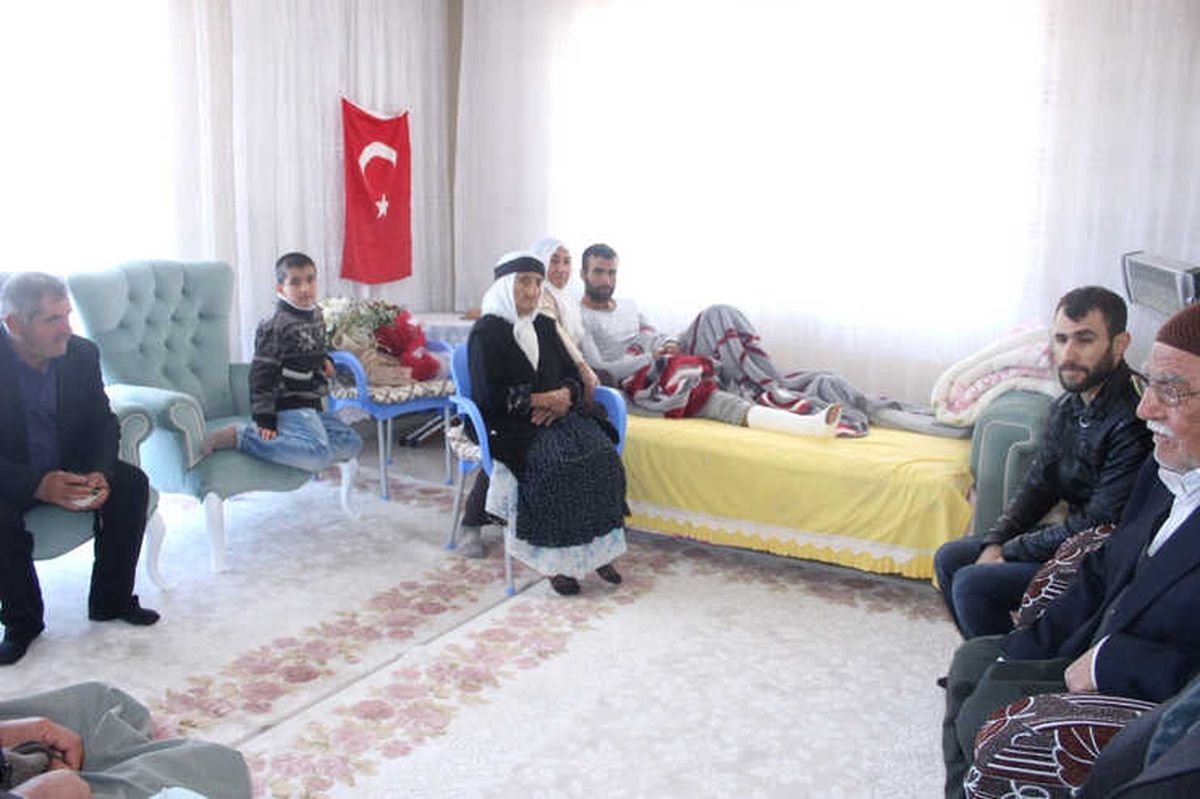 Afrin\'de Yaralanan Asker Baba Ocağında