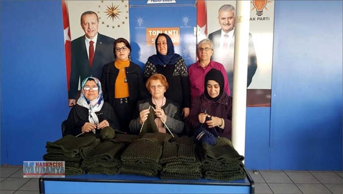 Ak Kadınlar Mehmetçiğe Boyunluk Ördü