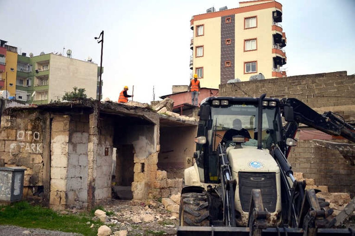 Akdeniz\'de Metruk Binaların Yıkımı Sürüyor