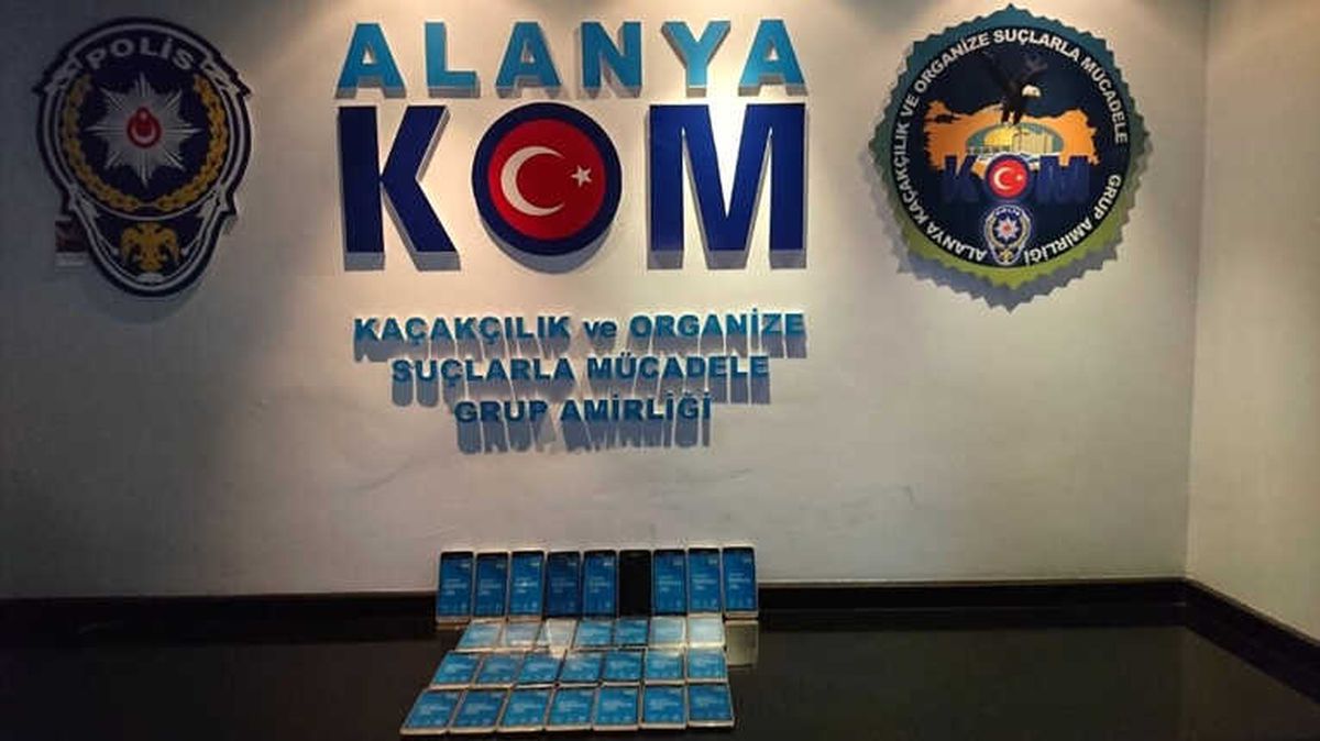 Alanya\'da Kaçak Cep Telefonu Ele Geçirildi