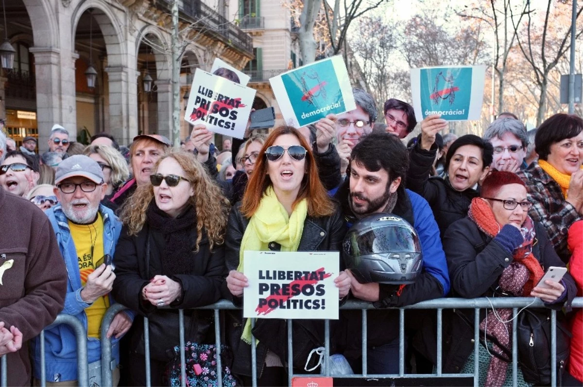 Barcelona\'da Puigdemont\'a Destek Gösterisi
