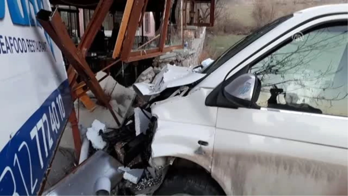 Beypazarı\'nda Otomobil Duvara Çarptı: 5 Yaralı